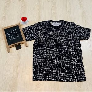 Uniqlo Black Pattern Tee Shirt